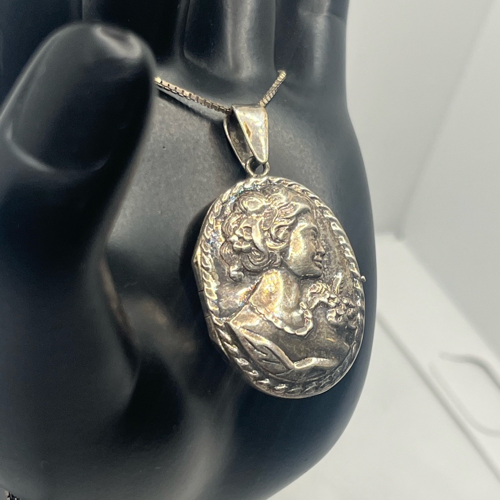 1960s Italian repousse Cameo oval locket pendant chain necklace sterling silver - Picture 3 of 16